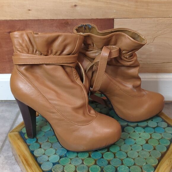 💜5/$25 6.5 heeled booties with straps - Picture 2 of 6